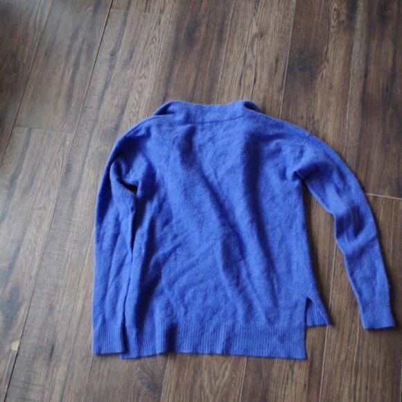 Lord & Taylor 100% Cashmere Ladies Sweater - Picture 3 of 3